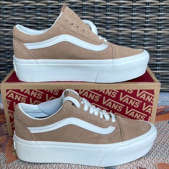 Vans Shoes - Vans WMNS Old Skool Stacked 
Soft Suede) Burro/True White 
VN0A7Q5MB69
Platforms
